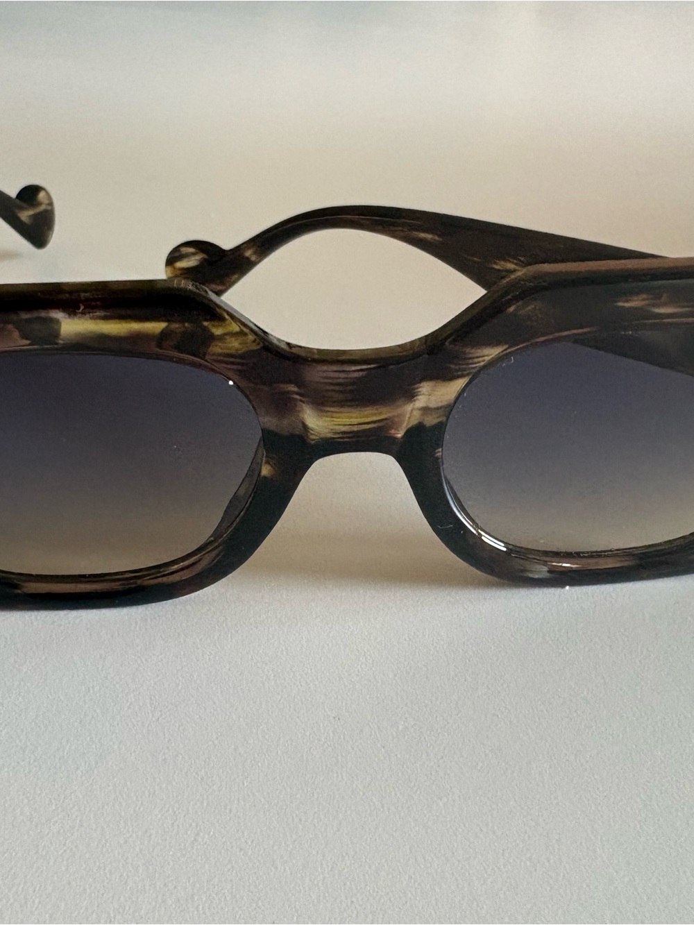 Stylish Women's Tortoiseshell Sunglasses - Brown Gradient Lenses